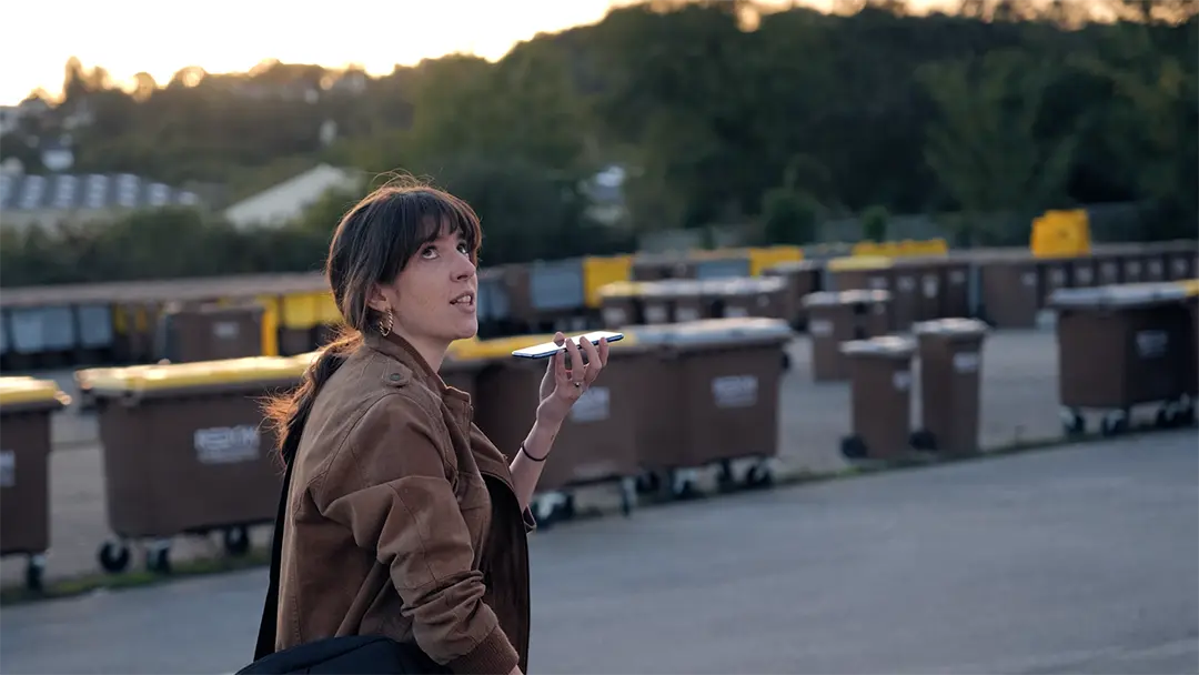 L'actrice principale est au téléphone en exterieur pendant une prise