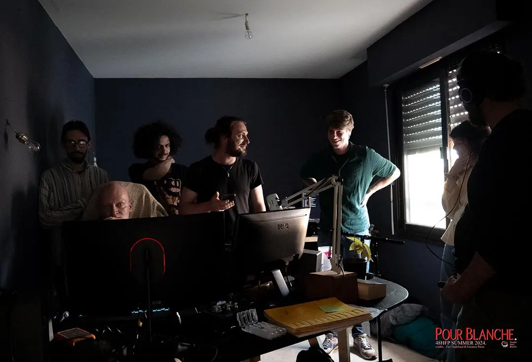 Equipe technique en salle de montage pour le rendu final